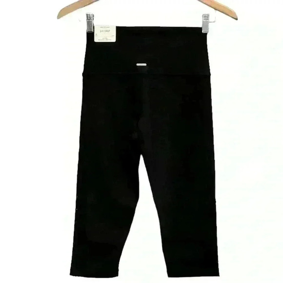🌈 6/$60 Aerie 3/4 Capris Legging Black Laser Cut Detail On Sides Medium - Picture 2 of 5